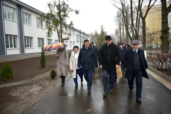 Мэр Бишкека и глава Минстроя проинспектировали школу №39 после реконструкции