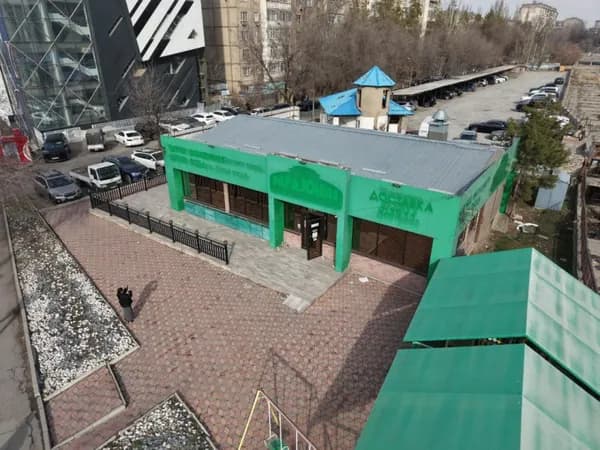 В 6-м микрорайоне Бишкека демонтируют пиццерию