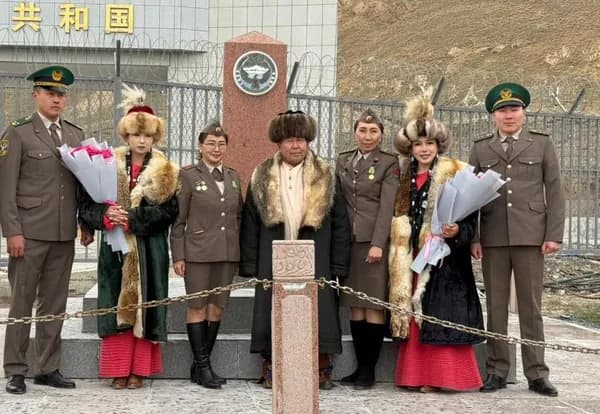 Пограничники встретили участниц конного путешествия из КНР