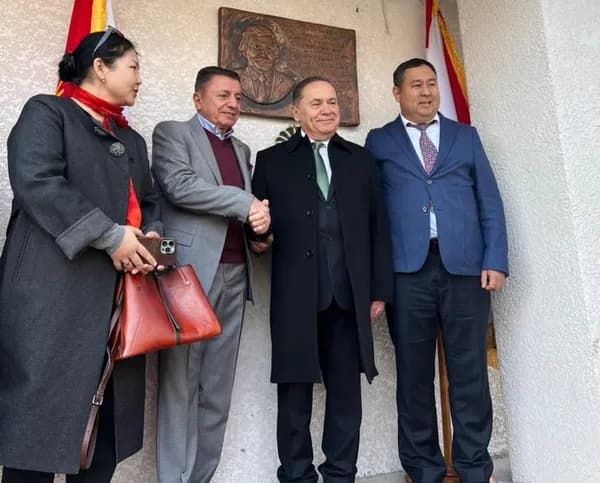 В Бишкеке открыли мемориальную доску венгерскому учёному Иштвану Мандоки Конгуру