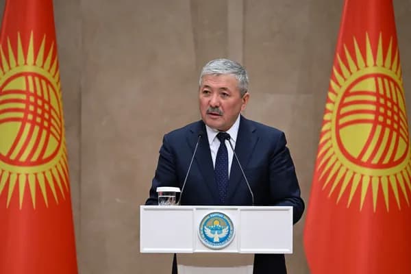 Адылбек Касымалиев вручил награды отличившимся государственным служащим