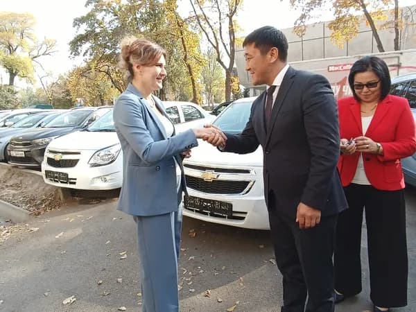 Поддержка отечественной прессы: «Слову Кыргызстана» вручен служебный автомобиль