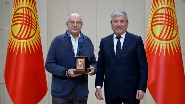 Адылбек Касымалиев встретился с Ольгой Любимовой и вручил Никите Михалкову орден «Достук»