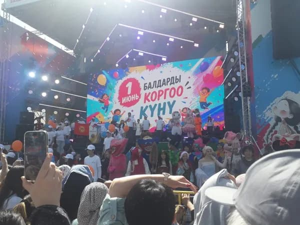 С Днём защиты детей поздравили всех устроители этого праздника в Караколе, мэр города Тилек Иманов и представители АНО "Евразия